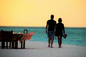 homme-femme-plage-balade